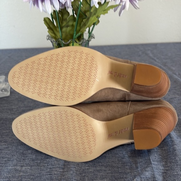 NWT Violet & Red Women’s Size 8 and 10 Jackson Lazer Cut Topline Tan Booties - Picture 7 of 7